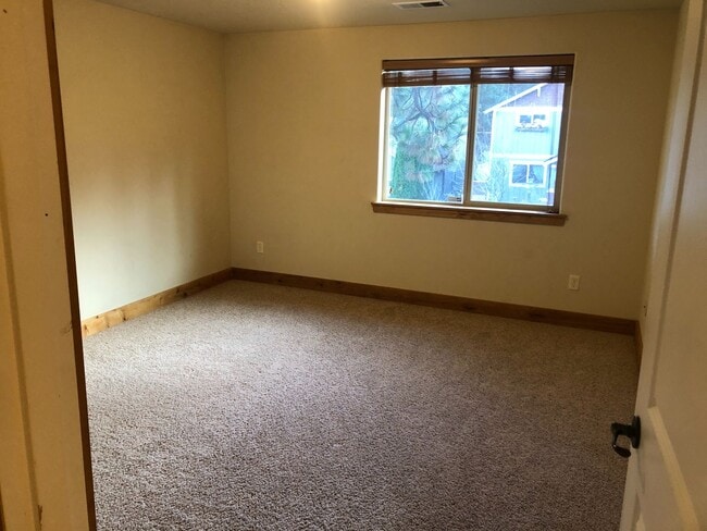 Building Photo - Great 3 Bedroom SW Bend Single Family Home