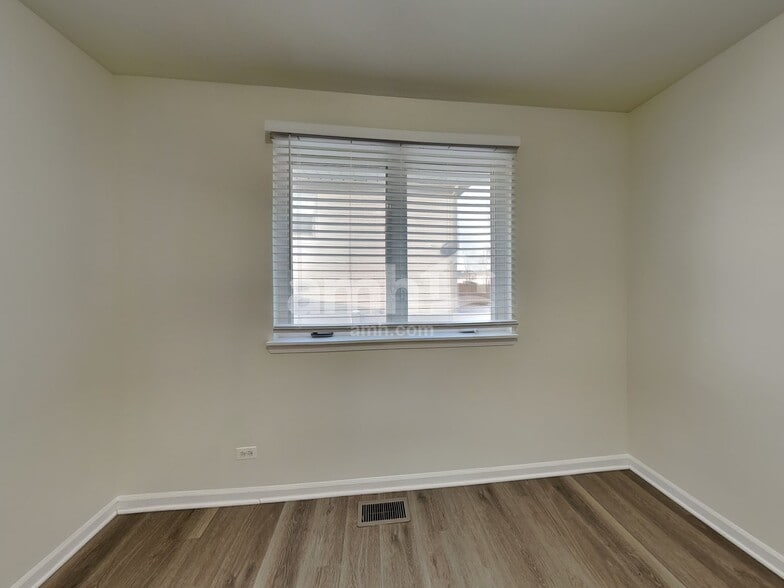 Building Photo - 2012 Primrose Dr