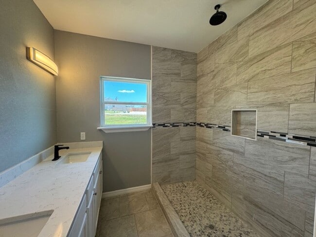Building Photo - Super Nice Beautiful  3 bedroom 2 bath- In...
