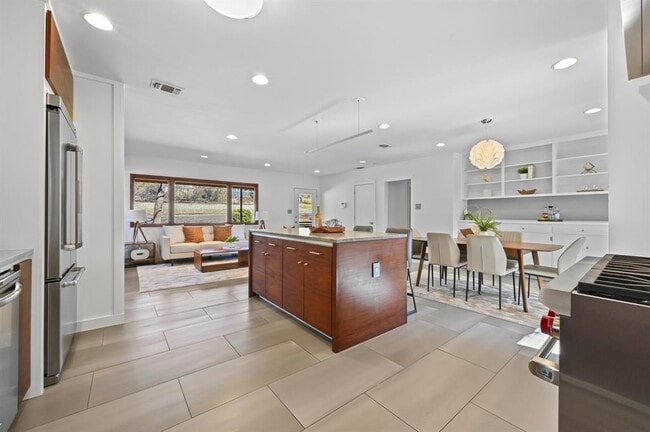 Building Photo - 701 Brownlee Cir