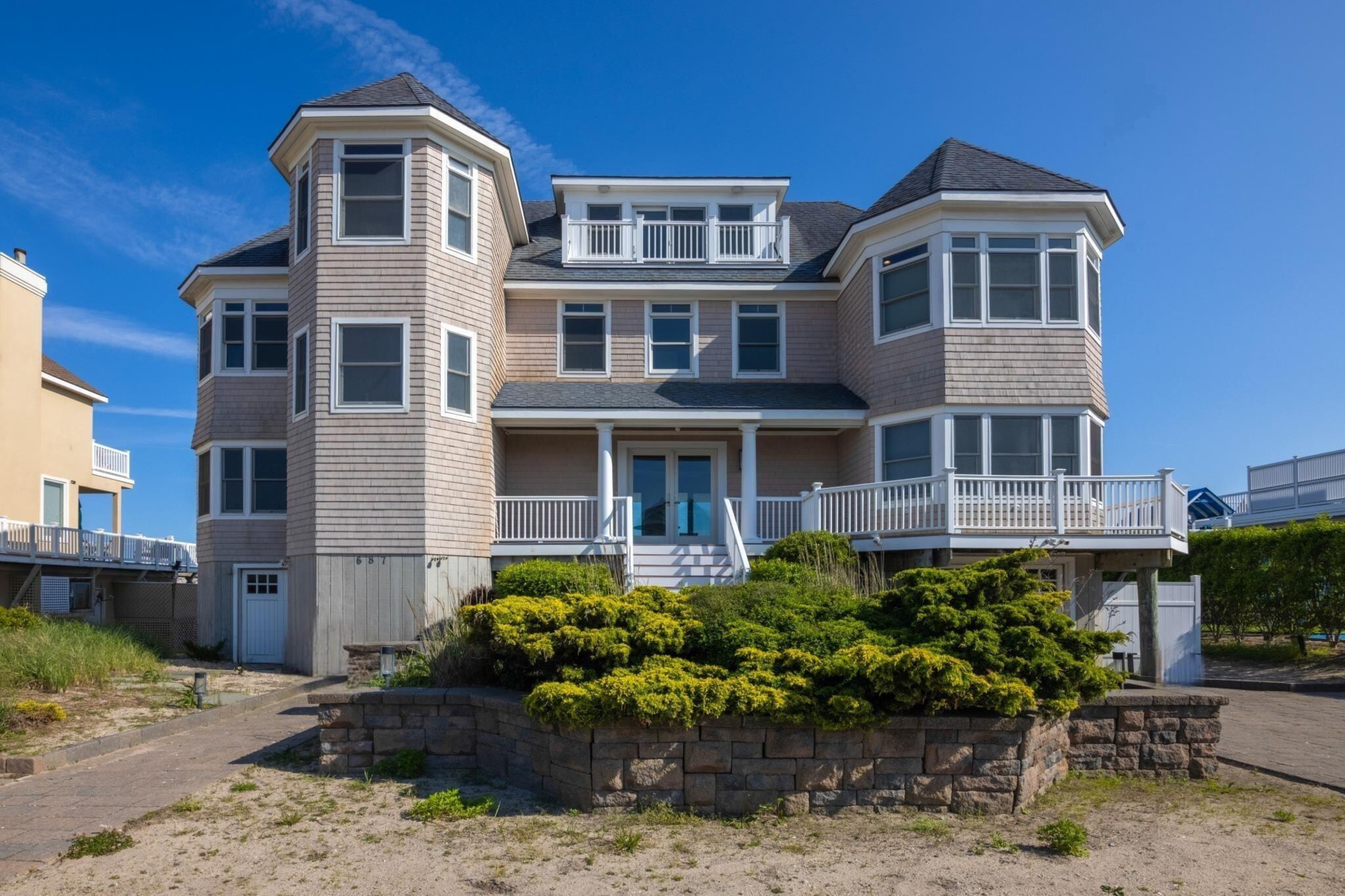 Building Photo - 687 Dune Rd