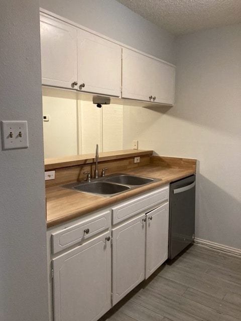 Kitchen/ Bar - 8038 Broadway St