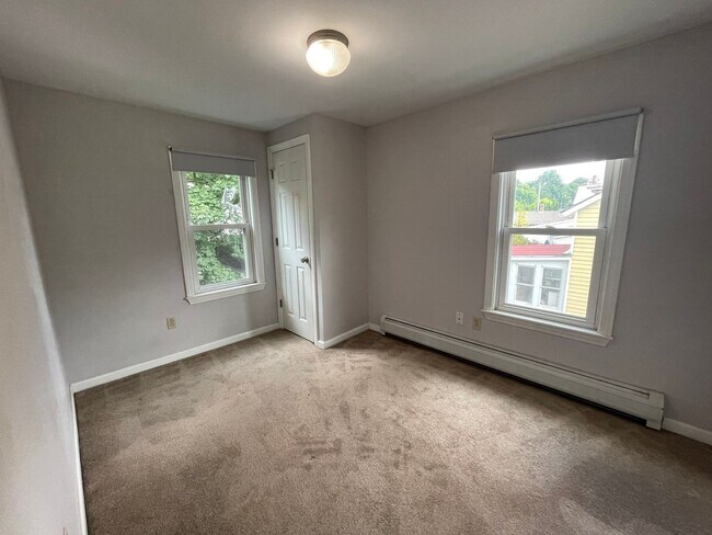 Building Photo - Spacious, two-story 3-bedroom apartment in Adams!