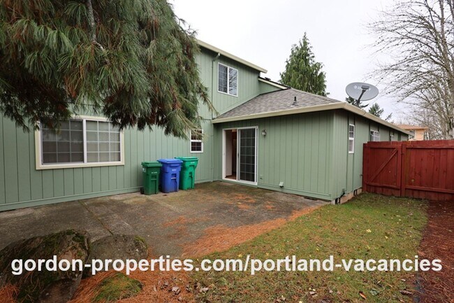 Building Photo - SE Knapp Circle - 3 bedroom duplex with attached single car garage