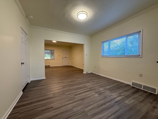 Building Photo - Newly updated 2BR house with yard, off str...