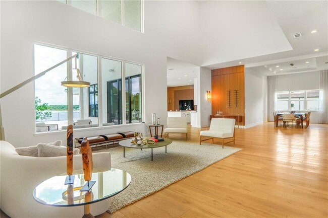 Building Photo - 15023 Pendio Dr
