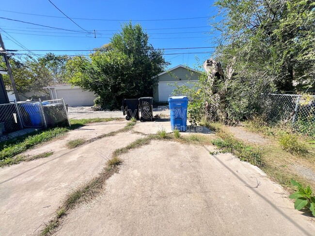 Building Photo - 12870 S Green St