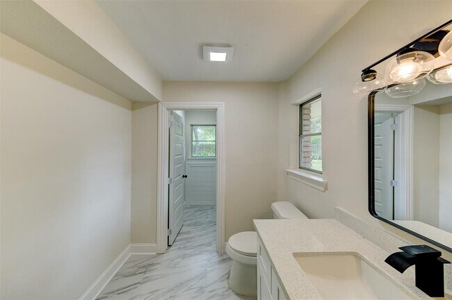Building Photo - 8826 Robindell Dr
