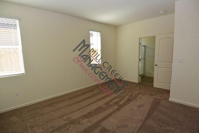 Building Photo - Newer 3bedroom/2bath in Tulare.