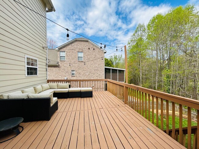 Building Photo - Incredible 4 bedroom/5 bath Tri-level home in Willoughby Park in NW Greensboro with finished base...