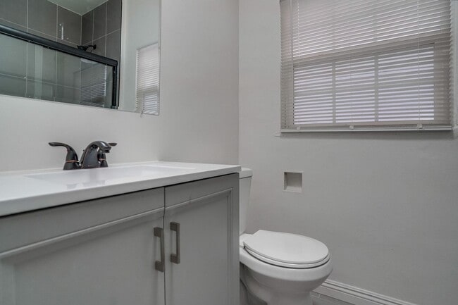 Building Photo - Beautifully Updated and Spacious 1B/1B in Belmont Shore!