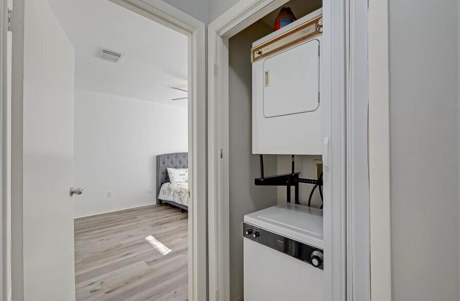 Laundry (New units have been added. Will add photos when remodeling is done) - 10826 Lynbrook Dr