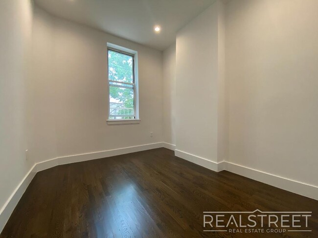 Building Photo - Stunning New 2 Bed in Ridgewood Townhouse