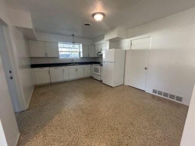 Building Photo - 3 Bed 2 Bathroom Home