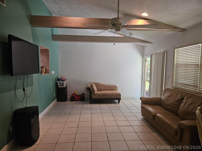 Building Photo - 286 NE Brunson Ct