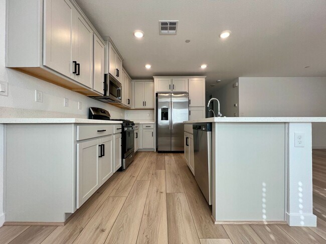 Building Photo - Beautiful Newer 4 Bedroom Home in Cadence with Large Loft