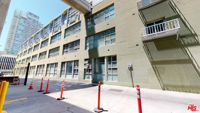 Building Photo - 1130 Flower St