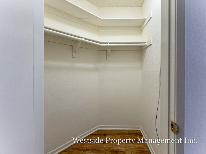 Building Photo - Overland Apartments