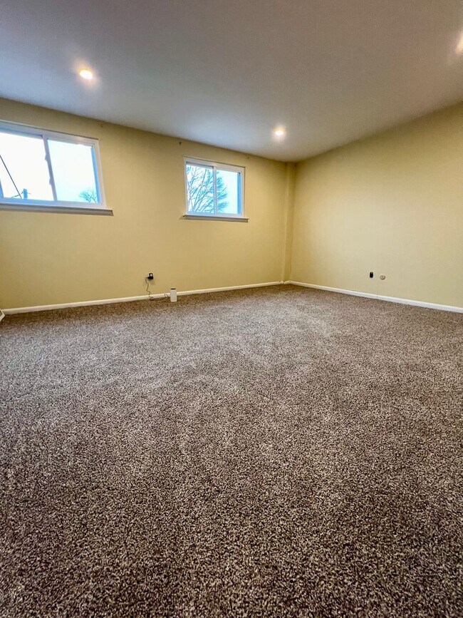 Building Photo - 3-Bedroom Townhome in Parkwood with Finished Basement! Available NOW!