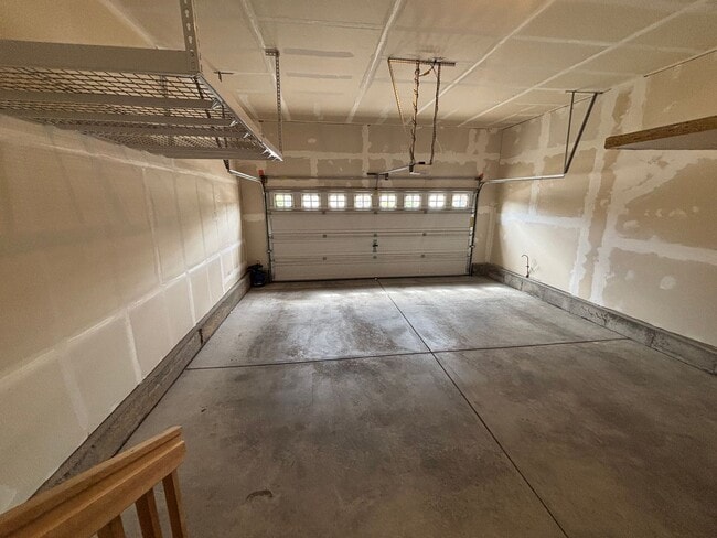 Building Photo - 5 Bedroom, 3 Bathroom Single-Family Home w...