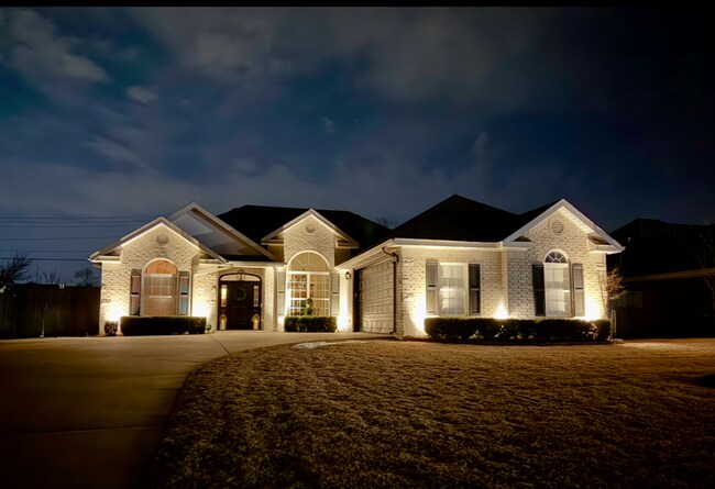 Building Photo - Available Mid-June! Stunning Home Near Col...