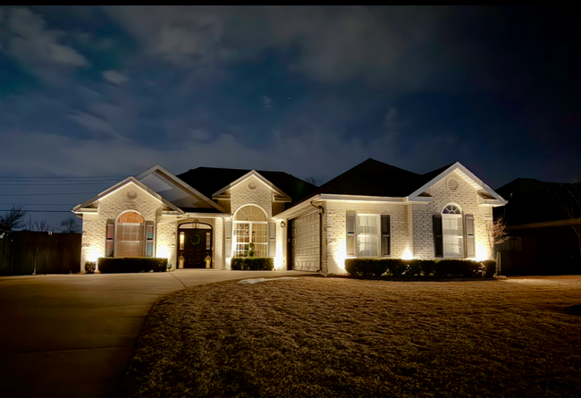 Building Photo - Stunning Home Near Color Mt. Bike Preserve