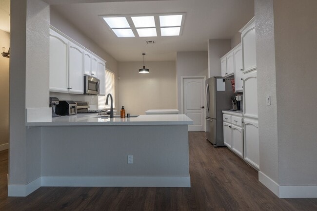 Building Photo - Stunning 3 Bedroom 2 Bath Home