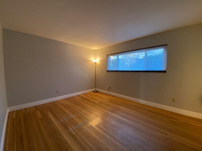 Building Photo - Beautiful 3 BDRM, 2 BATH Home w/ American ...