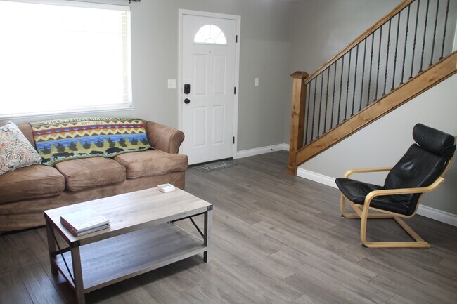 Building Photo - 195 Robison Dr