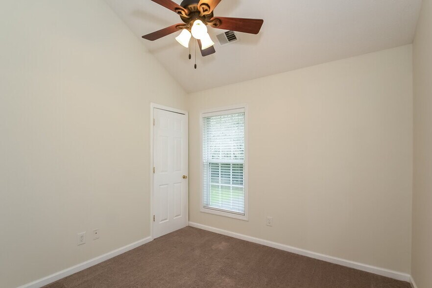 Building Photo - 145 Alessie Dr
