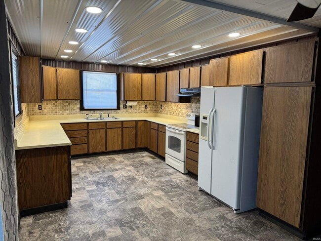 Building Photo - 2418 E 550 N