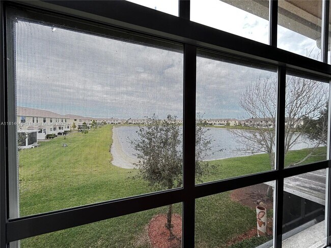 Building Photo - 9980 E Villa Cir