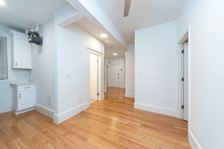 Building Photo - 61 Park Dr