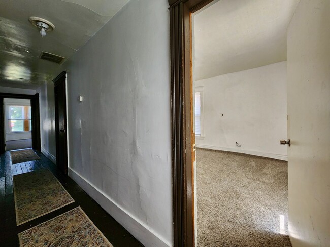 Building Photo - 5 Bedroom 2 Full Bath Houses | Front Porch | Back Yard | Off Street Parking | in-Unit Laundry