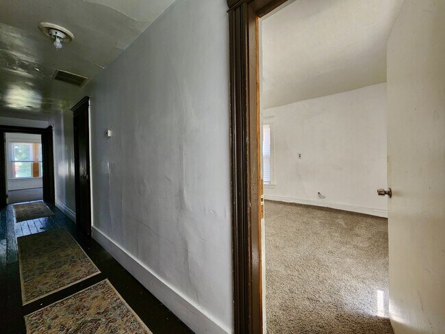 Building Photo - Spacious 5 Bedroom 2 Full Bath House | Front Porch | Back Yard | Off Street Parking | in-Unit Lau...