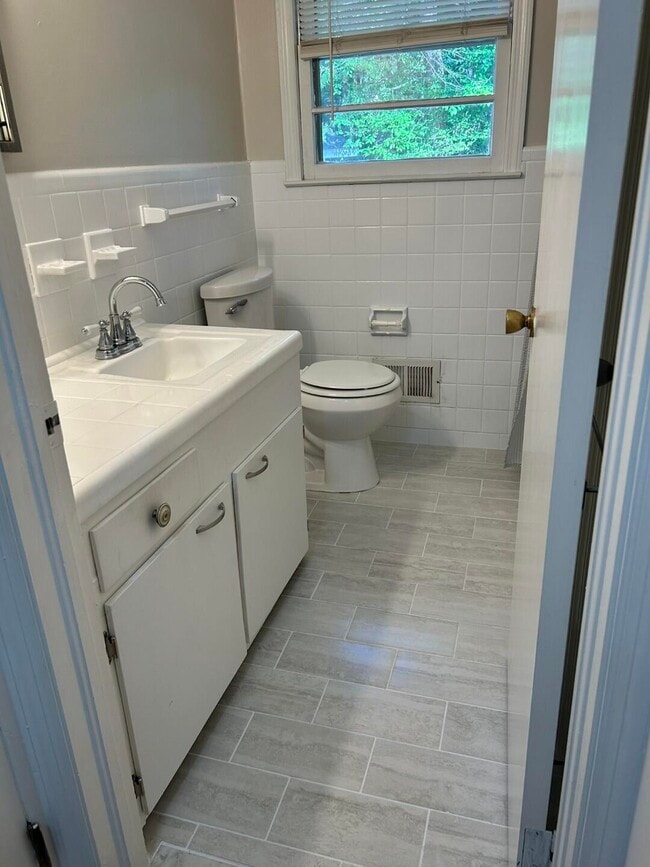 Building Photo - 523 Colonial Dr