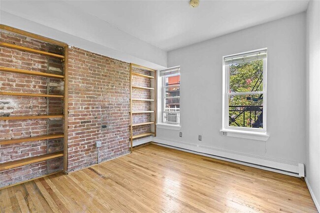 Building Photo - 719 Adams St
