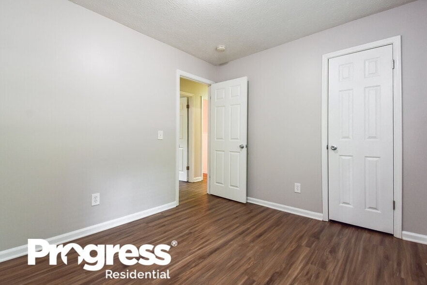 Building Photo - 900 Orris Ln