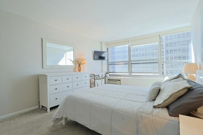 Building Photo - 3550 N Lake Shore Dr