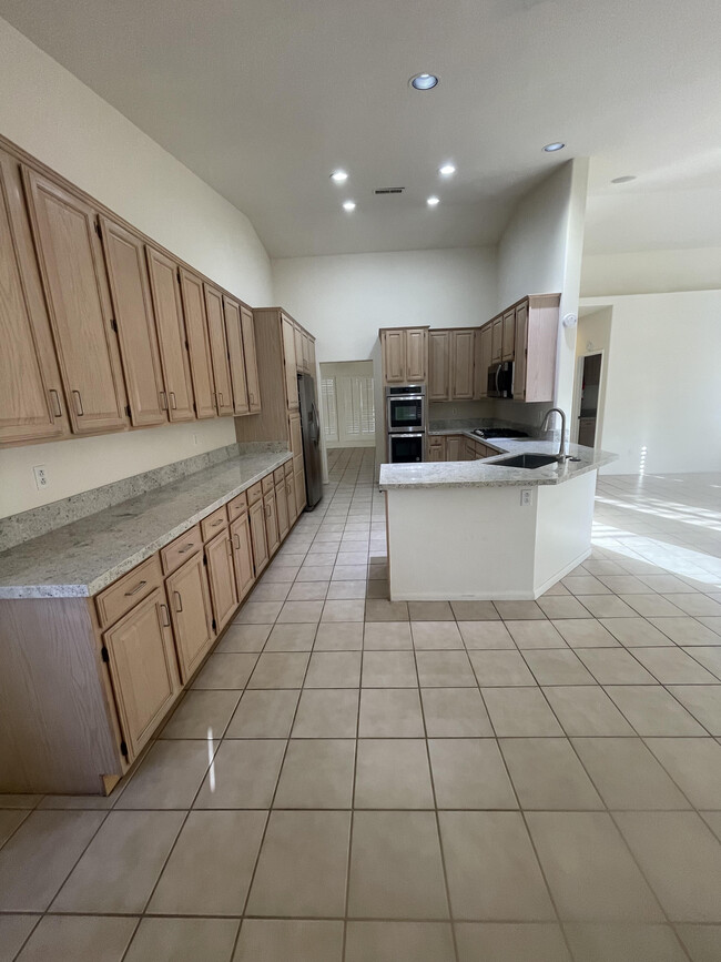 Kitchen - 44425 Kings Canyon Ln