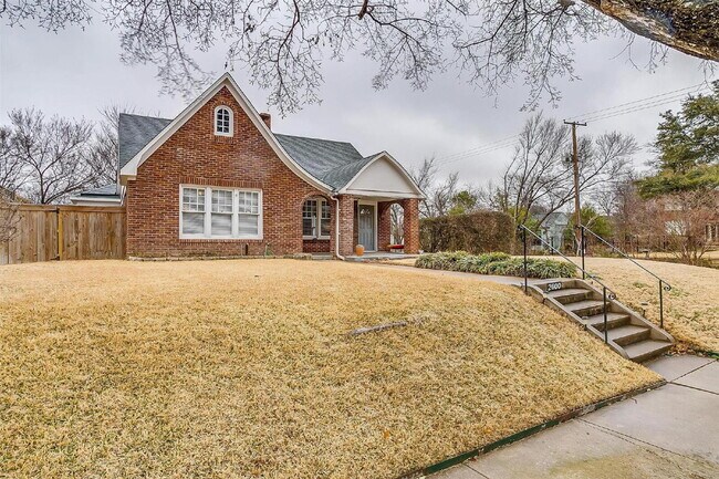 Building Photo - 2 bedroom Duplex in Ryan Place on Large Corner Lot
