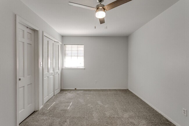 Building Photo - Spacious 4-Bedroom Home in Mature Neighborhood