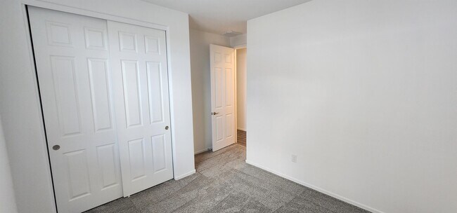 Building Photo - 7822 S Wolf Creek Dr