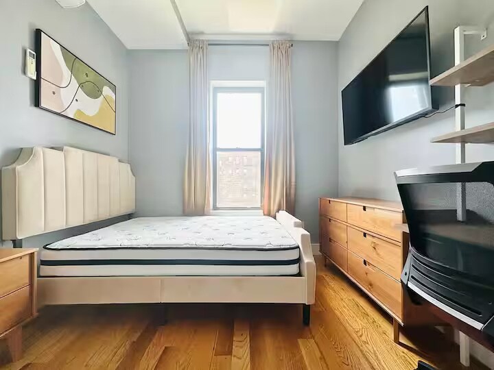 Building Photo - Furnished room/NOT APARTMENT