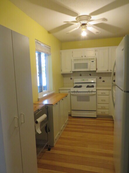 Building Photo - 16 Greenbriar Dr