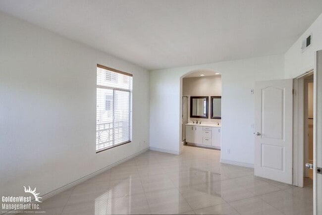 Building Photo - Elegant Dual Master 2Bdm 2.5Ba Townhome in...
