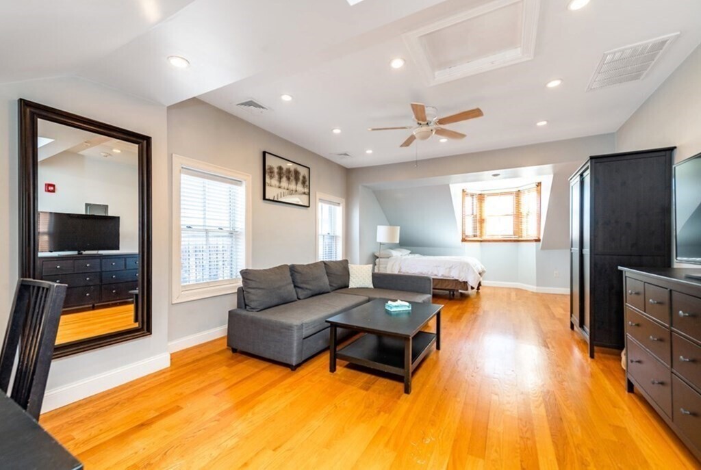 Building Photo - 631 Tremont St