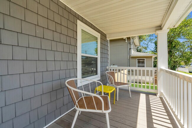 Building Photo - 1205 7th Ave