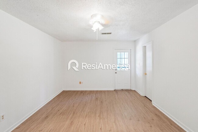 Building Photo - Newly Renovated 3/2 in a Quiet Neighborhood