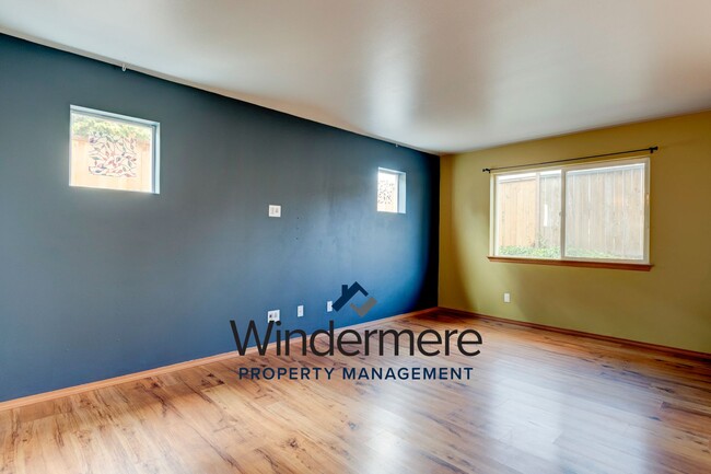 Building Photo - 3 bed 3 bath Townhome